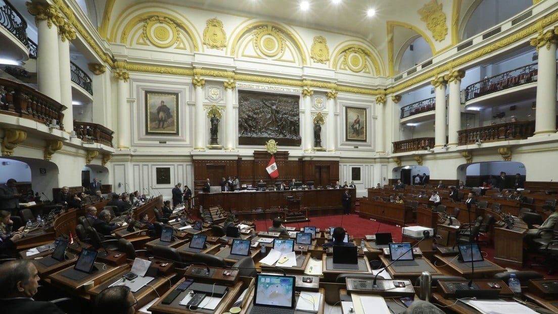 Congresista peruano justifica relaciones íntimas con menores y recibe duras críticas