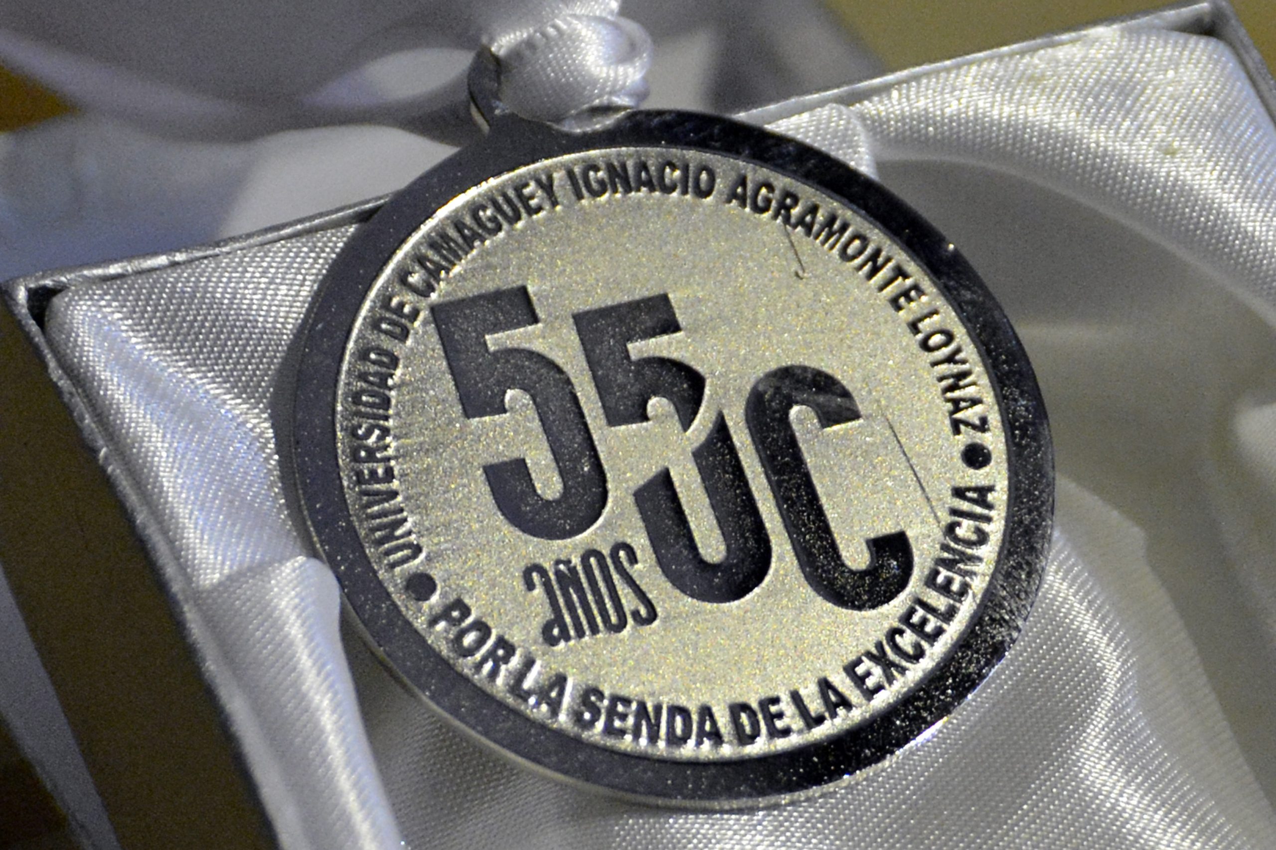 Universidad de Cuba entrega medalla conmemorativa a la BUAP