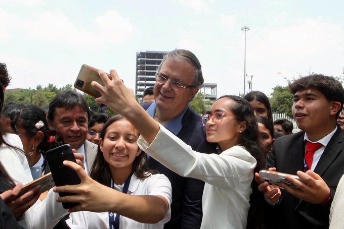 Marcelo Ebrard asiste a foro en universidad privada de Puebla