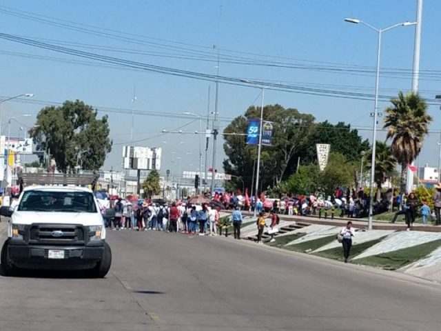 Bloqueos en avenidas de Puebla causan caos en Amalucan y bulevar Hermanos Serdán