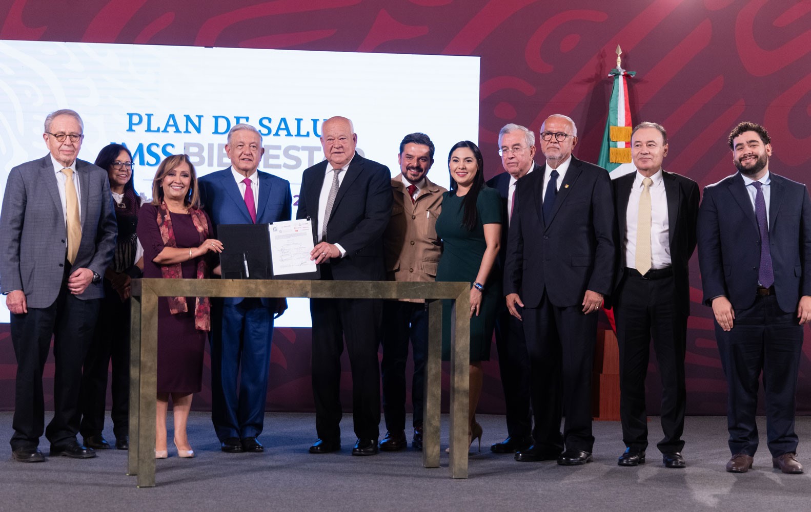 Avanza IMSS-Bienestar, seis gobernadores firman pacto en Palacio Nacional