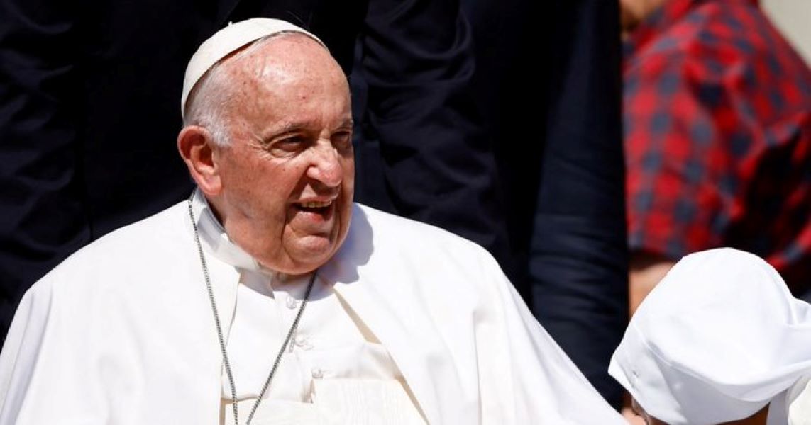 Operan de emergencia a Papa Francisco por hernia abdominal