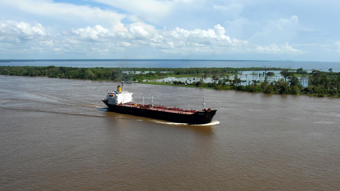 Indígenas atacan y mantienen retenidos dos buques petroleros en la Amazonía peruana