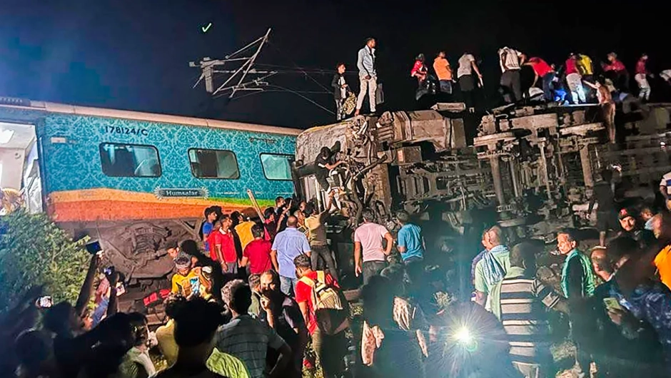 Más de 200 muertos y unos 900 heridos deja un choque de tres trenes en la India