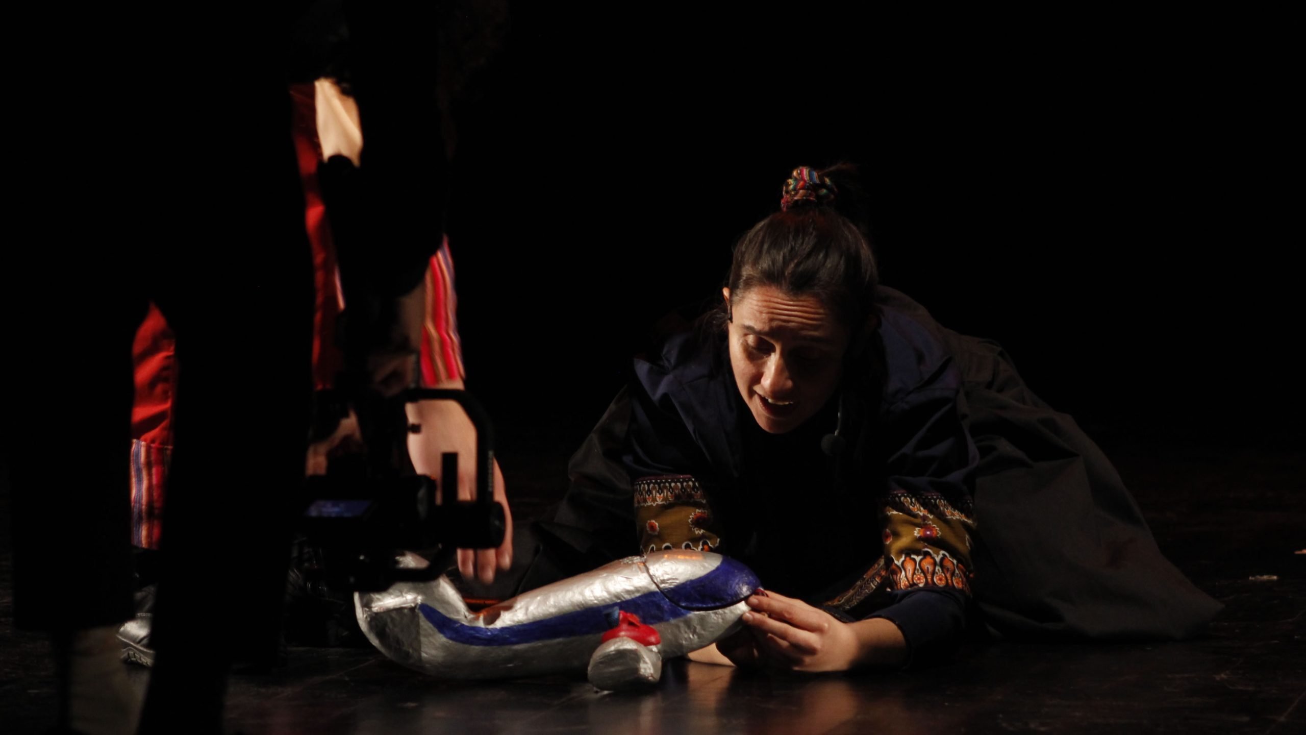 «Estuario al fin del mundo»: Obra de teatro musical aborda experiencias de tres niños en condición de exilio y migración
