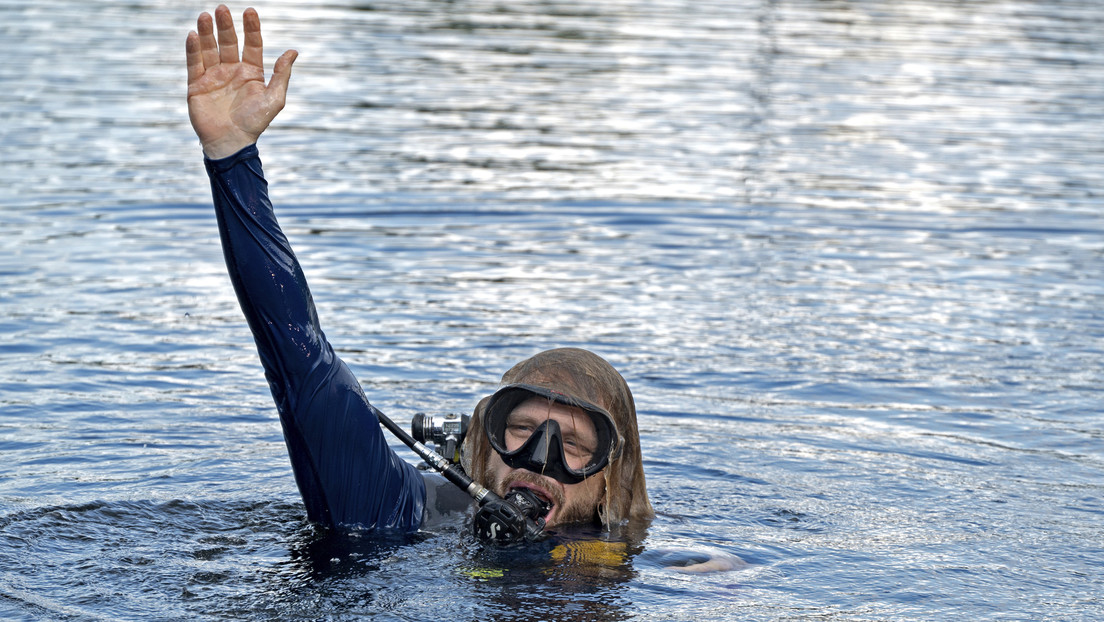 Un profesor establece récord de 100 días viviendo bajo el agua