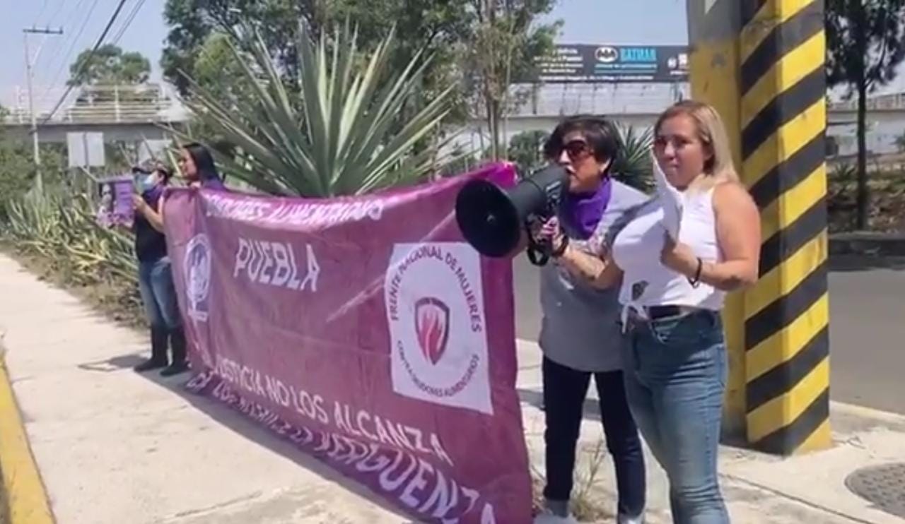 Con manifestación exhiben a deudor alimentario en Los Héroes Puebla