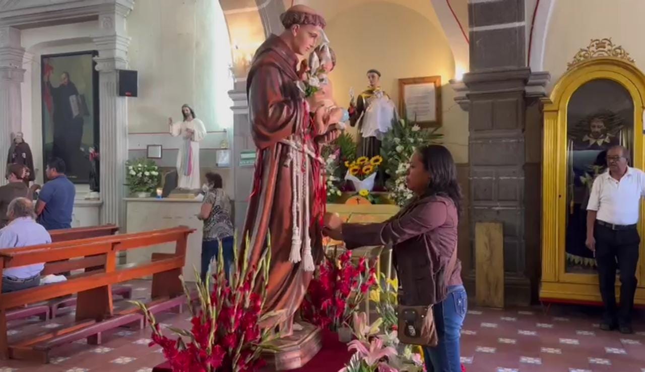 Poblanos visitan a San Antonio para pedir un milagro de amor