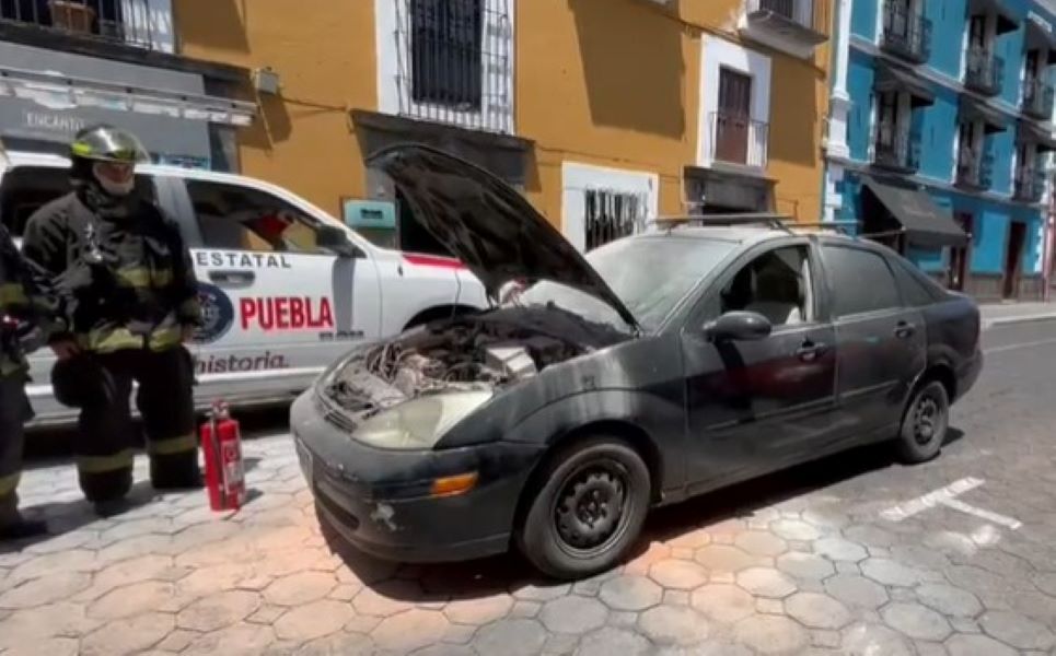 Se incendia vehículo en el Centro Histórico de la ciudad de Puebla
