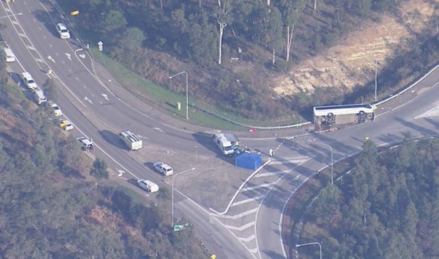 Mueren 10 personas en accidente en Australia; hay 25 heridos