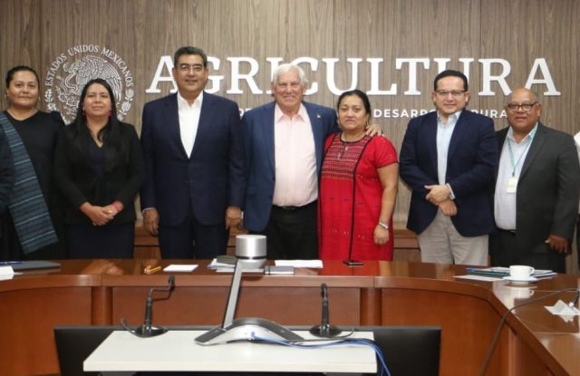Autoridades locales y federales apuestan por producción mezcalera