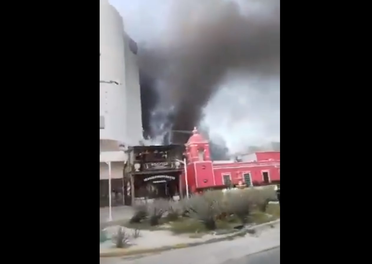 Desalojan a mil 100 personas por incendio en hotel en Cancún