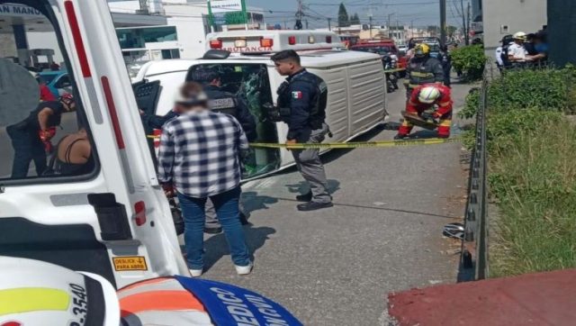 Volcadura de transporte público deja 10 heridos en Puebla