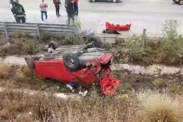 Resultan 2 lesionados tras volcadura en Periférico Ecológico