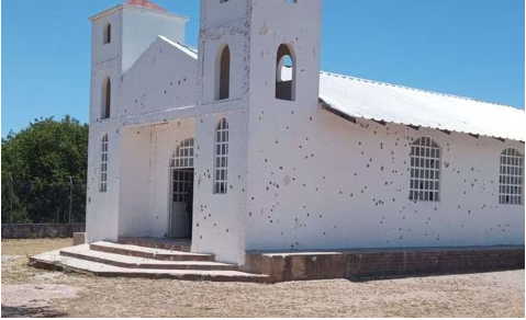 Un decapitado y casas e iglesia baleadas por enfrentamiento en Chihuahua