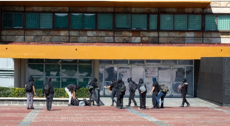 Infiltrados en marcha vandalizan Torre de Rectoría de la UNAM
