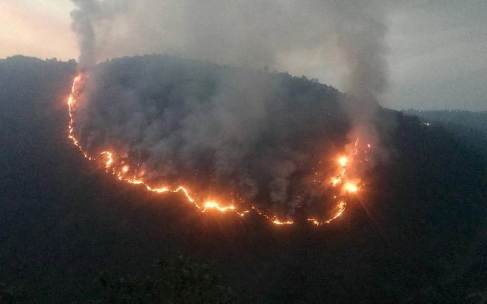 Viento aviva fuego en Zacatlán; cancelan clases en 23 escuelas