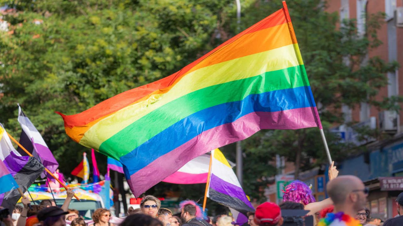 Comunidad LGBTIQA+ celebra el Día del Orgullo homenajeando más de cinco décadas de su histórico levantamiento