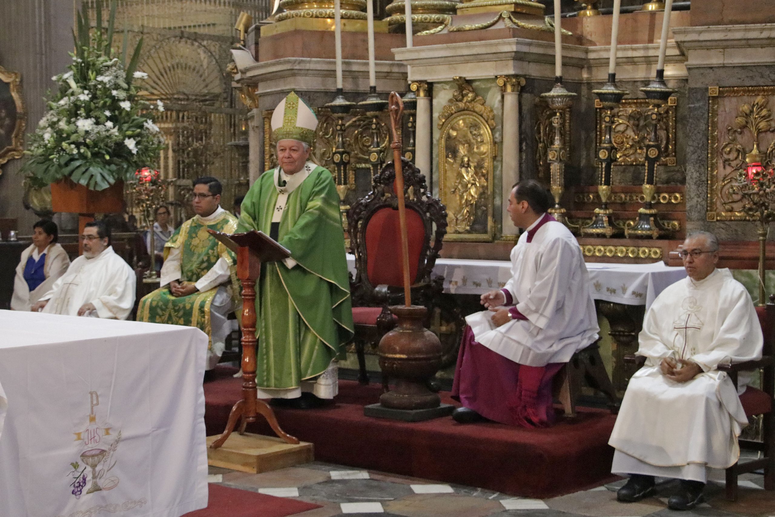 Oran en Catedral de Puebla por víctimas de violencia en México