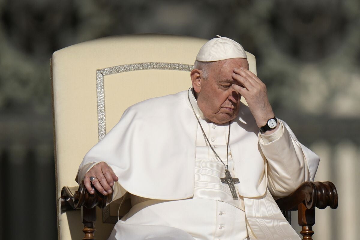 Operan de urgencia al papa Francisco por obstrucción intestinal