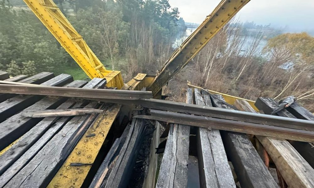 Presunto atentado causó graves daños al puente ferroviario Itata