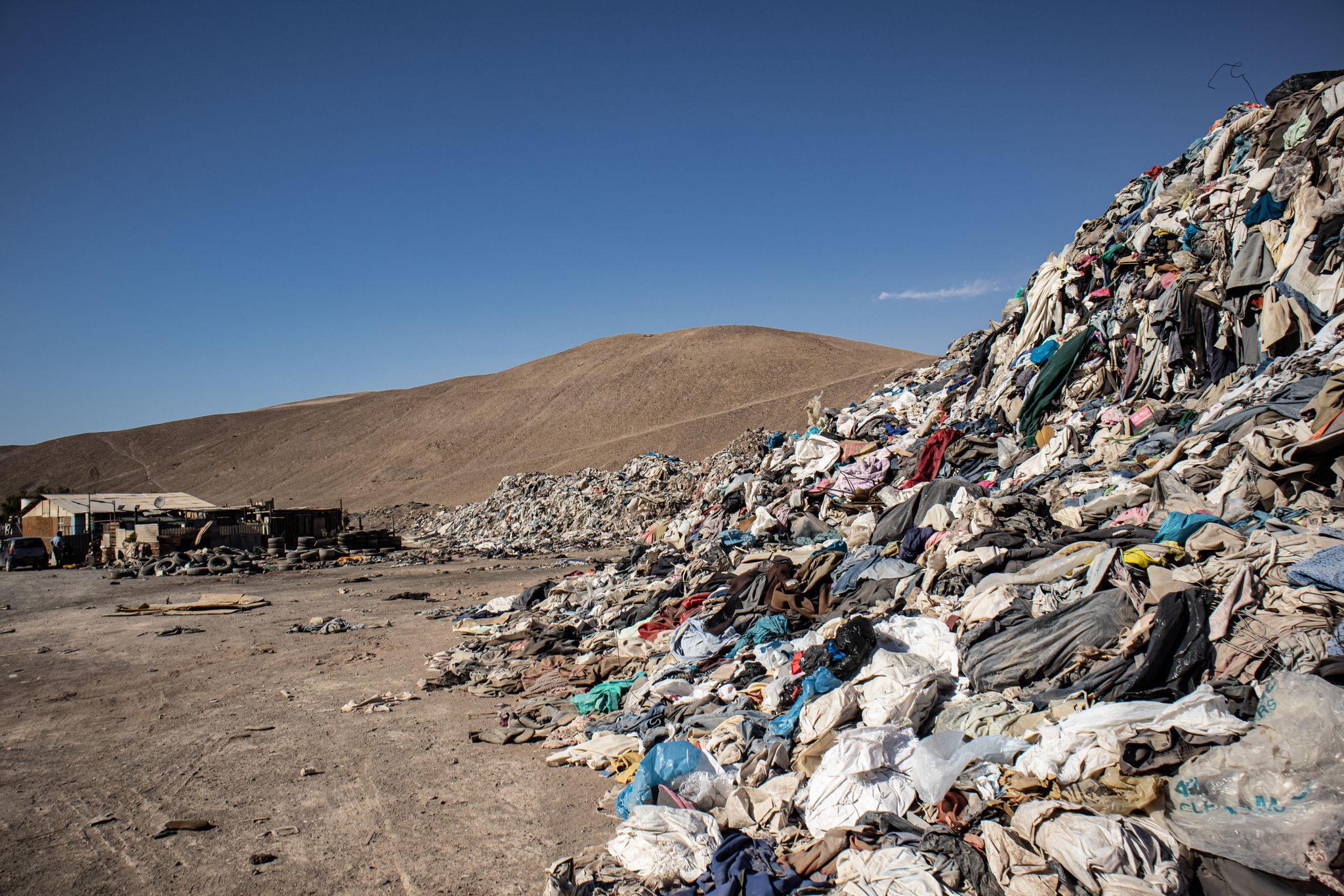 ¡Más de 150.000 toneladas! La desproporcionada cifra de ropa desechada que recibió Chile en 2021