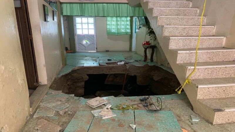 Se forma Socavón dentro de una casa en Veracruz (FOTOS)