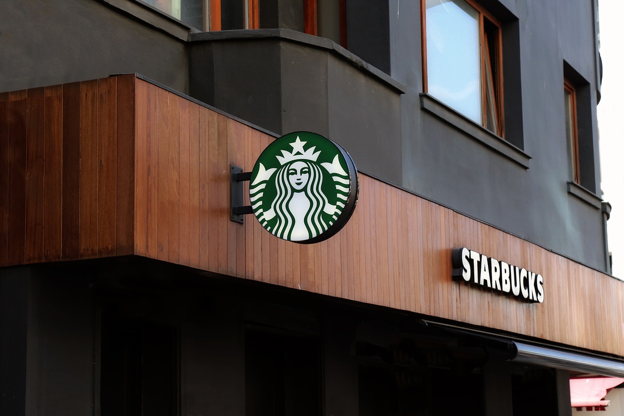 Trabajadores de Starbucks denuncian prohibición de símbolos LGBT+ en tiendas y planean ir a huelga