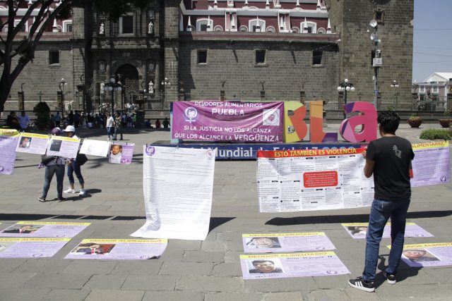 Poblanas activistas exhiben a presuntos padres incumplidos