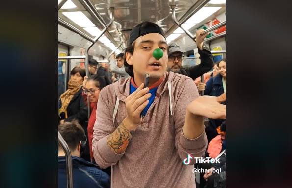 (Video) Joven tiktoker se viraliza por regalar hasta $5.000 en el Metro de Santiago
