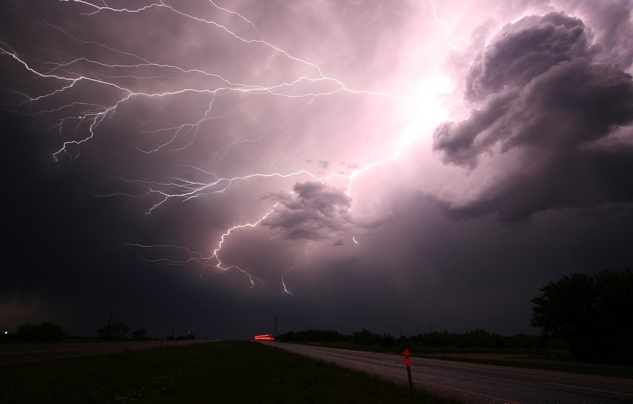 Dirección Meteorológica emite alerta por tormentas eléctricas para tres regiones del país