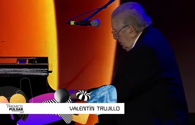 Maestro Valentín Trujillo fue ovacionado en premios Pulsar