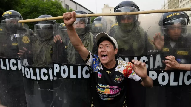Gobierno de Perú arrecia tensiones a días de las protestas por la tercera toma de Lima