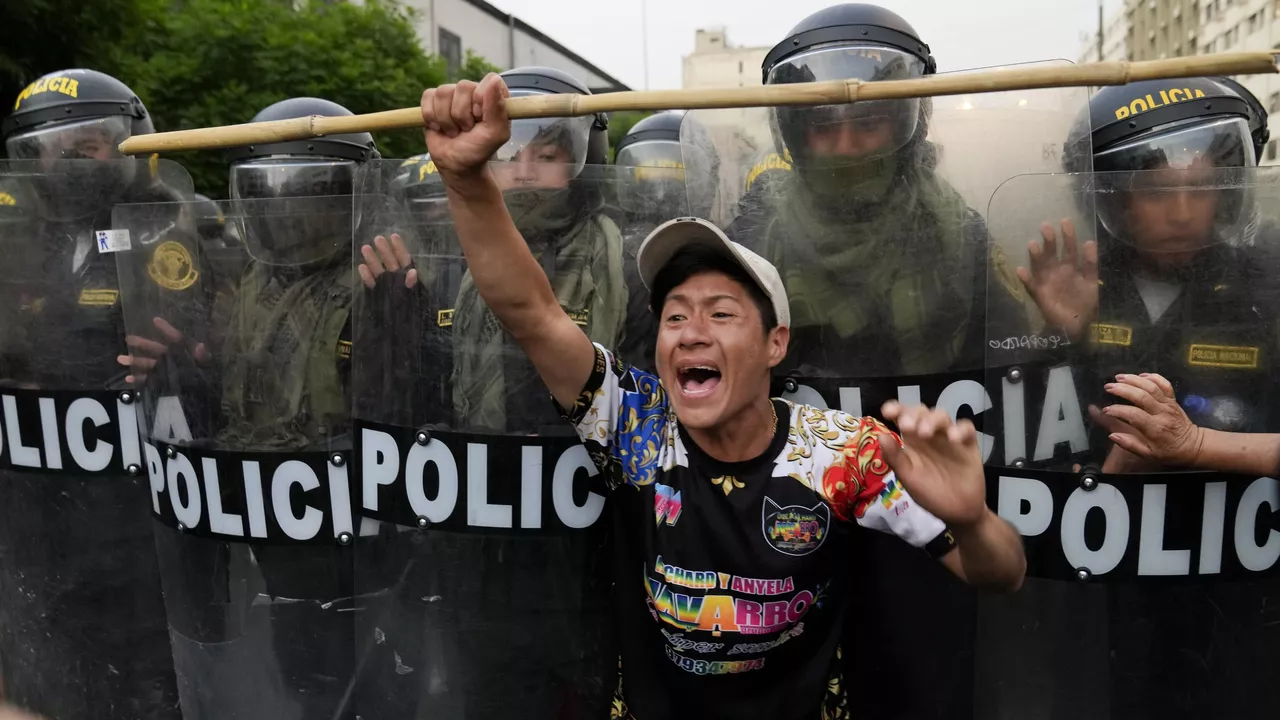 Gobierno de Perú arrecia tensiones a días de las protestas por la tercera toma de Lima