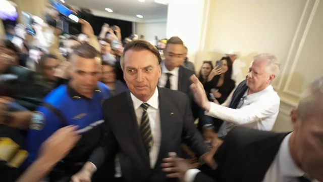 Las cuentas de Bolsonaro son bloqueadas por negarse a pagar una multa durante la pandemia