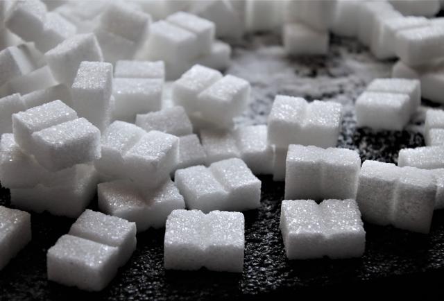 Hay «evidencia limitada»: OMS finalmente ha clasificado el aspartamo como «posiblemente carcinógeno»
