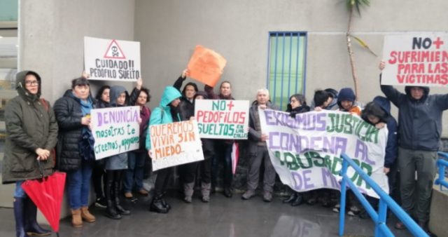 «No más pedófilos»: Audiencia por abuso sexual termina con una protesta en tribunal de Valdivia