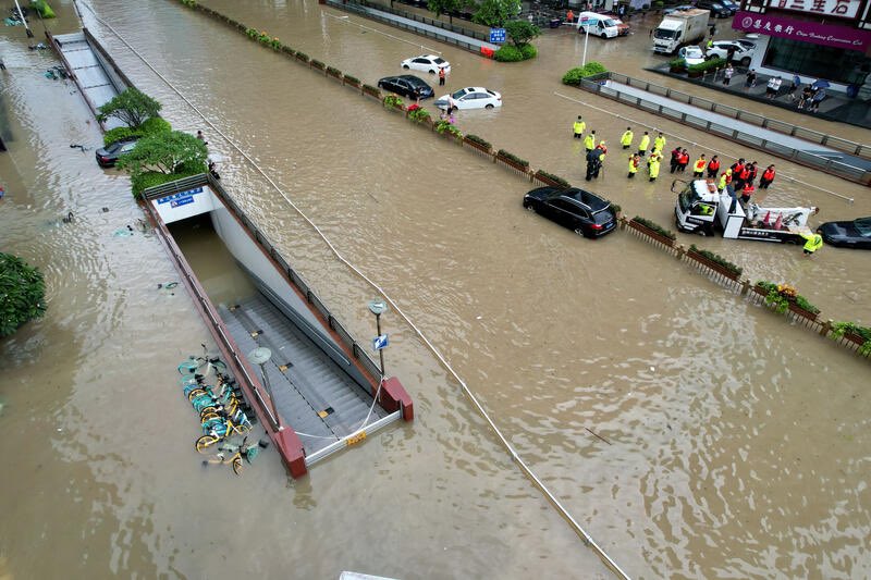 Evacuan en China a 100 mil personas por lluvias torrenciales