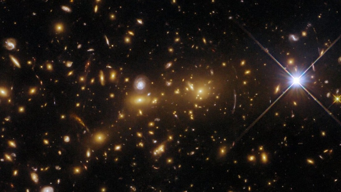 Colisión de dos cúmulos galácticos permite captar formación de un «monstruo cósmico»