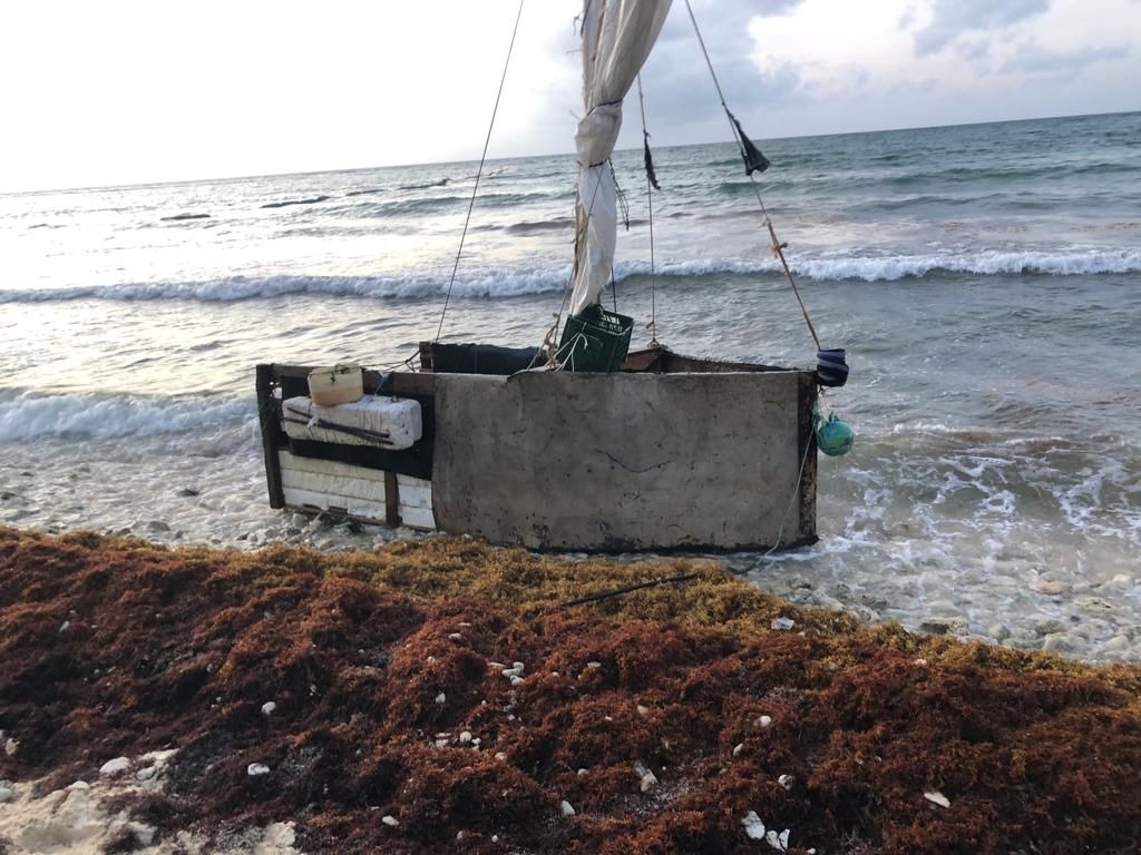 Rescatan a seis migrantes cubanos que llegan en balsa a Tulum