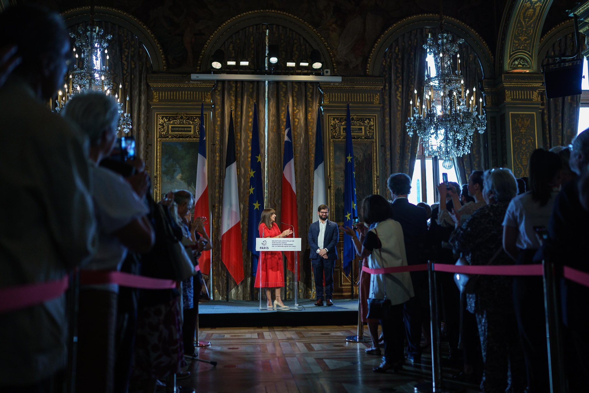 Boric recibe placa conmemorativa de plaza comunal Salvador Allende de París