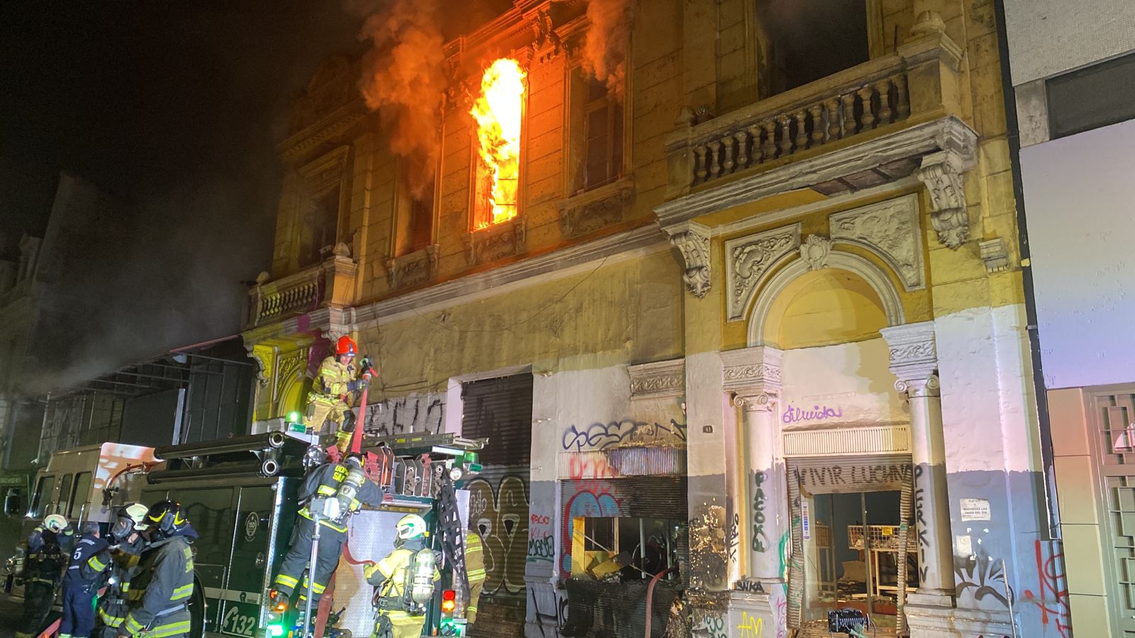 Fuerte incendio afectó a edificio en el centro de Santiago: Cerca de 100 voluntarios combaten el siniestro