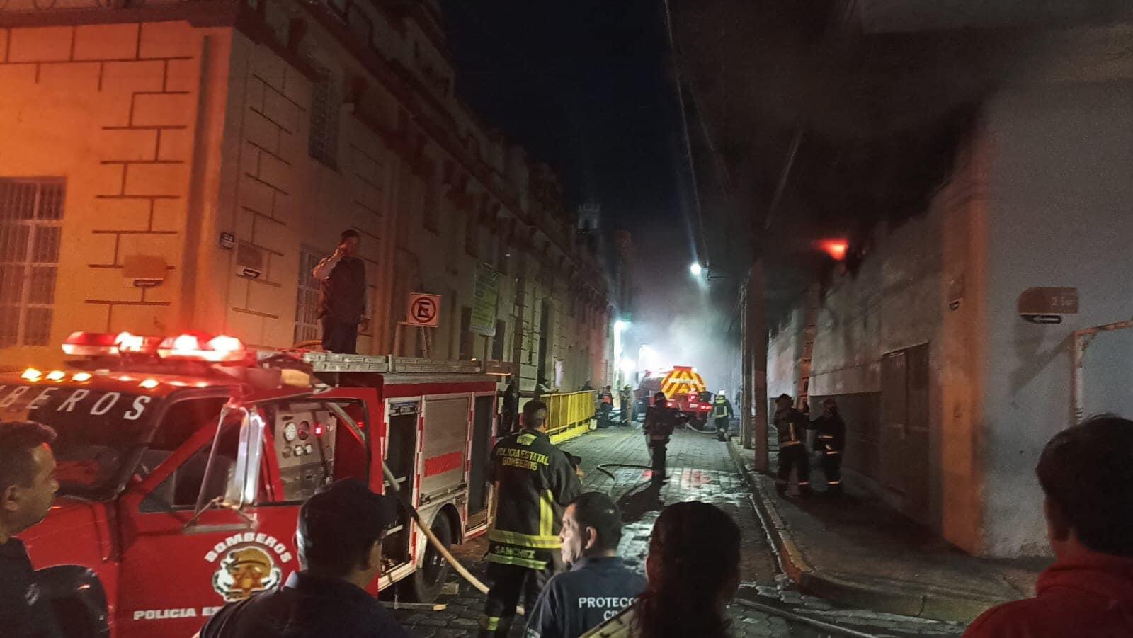 Incendio en tienda Parisina de Atlixco; desalojan a 51 personas