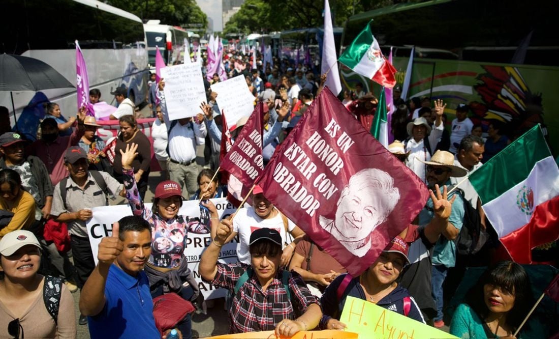 Simpatizantes del presidente López Obrador llegan al Zócalo de CDMX