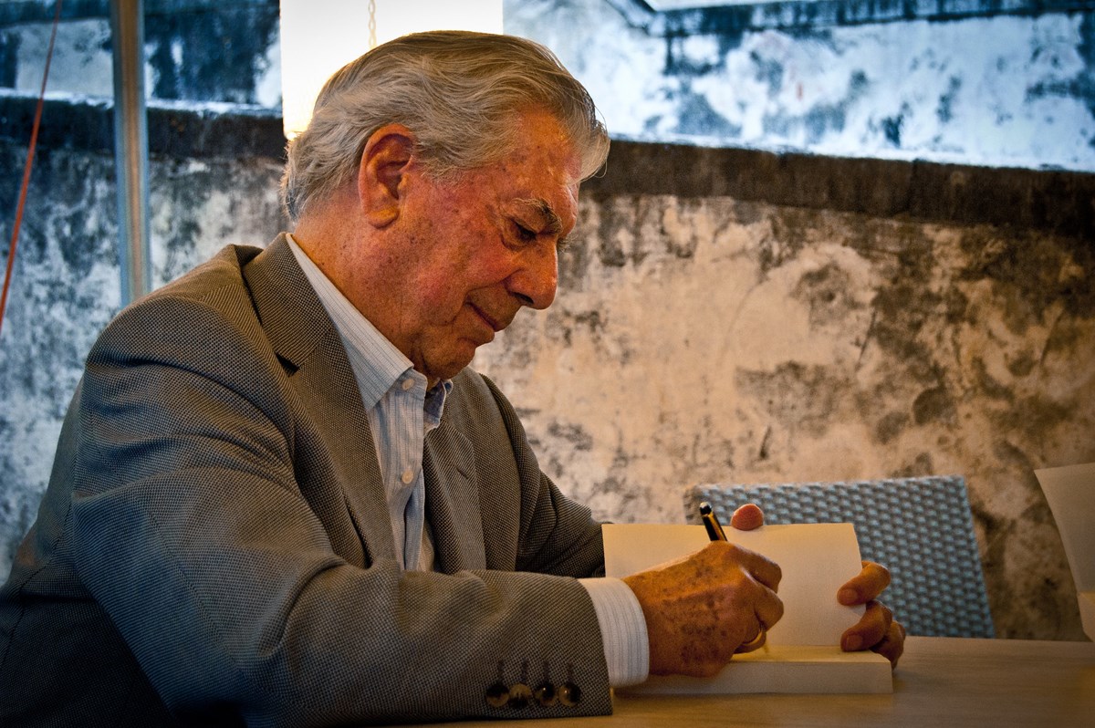 Hospitalizan a Mario Vargas Llosa por síntomas de Covid-19