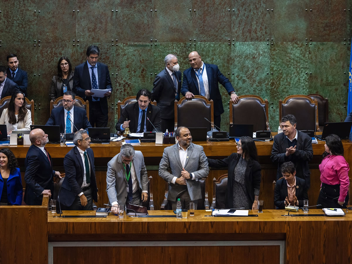 Tras rechazo de la AC contra ministro Ávila: Profesores llaman a los parlamentarios a «trabajar de verdad» por la educación del país