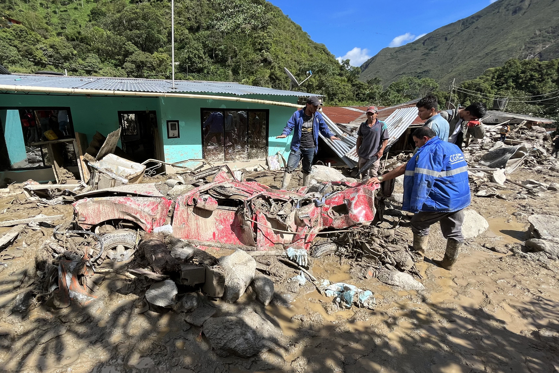 Petro advierte que no ha cesado el peligro y activa puente aéreo tras avalancha en Cundinamarca
