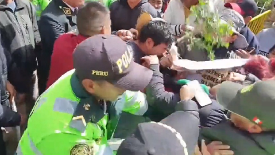 Policía peruana reprimió a grupo de familiares de fallecidos durante las protestas contra Boluarte
