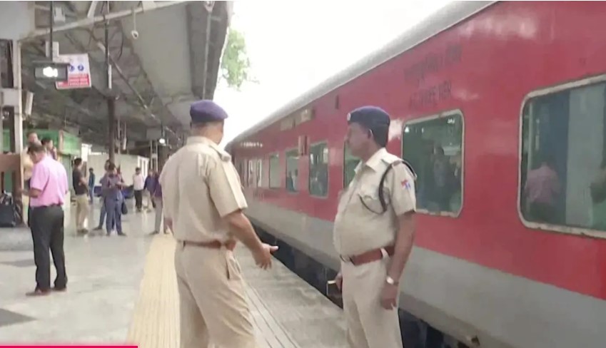 Funcionario de «protección» ferroviario mata a tiros a cuatro personas en un tren en la India