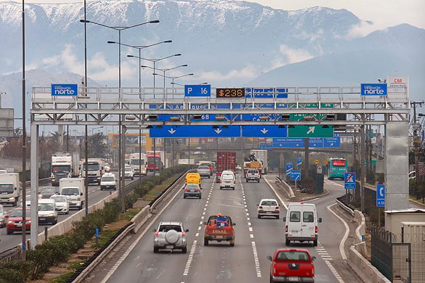 Critican proyecto presentado por senadores Ossandón y Moreira para aumentar límite máximo de velocidad en zonas urbanas